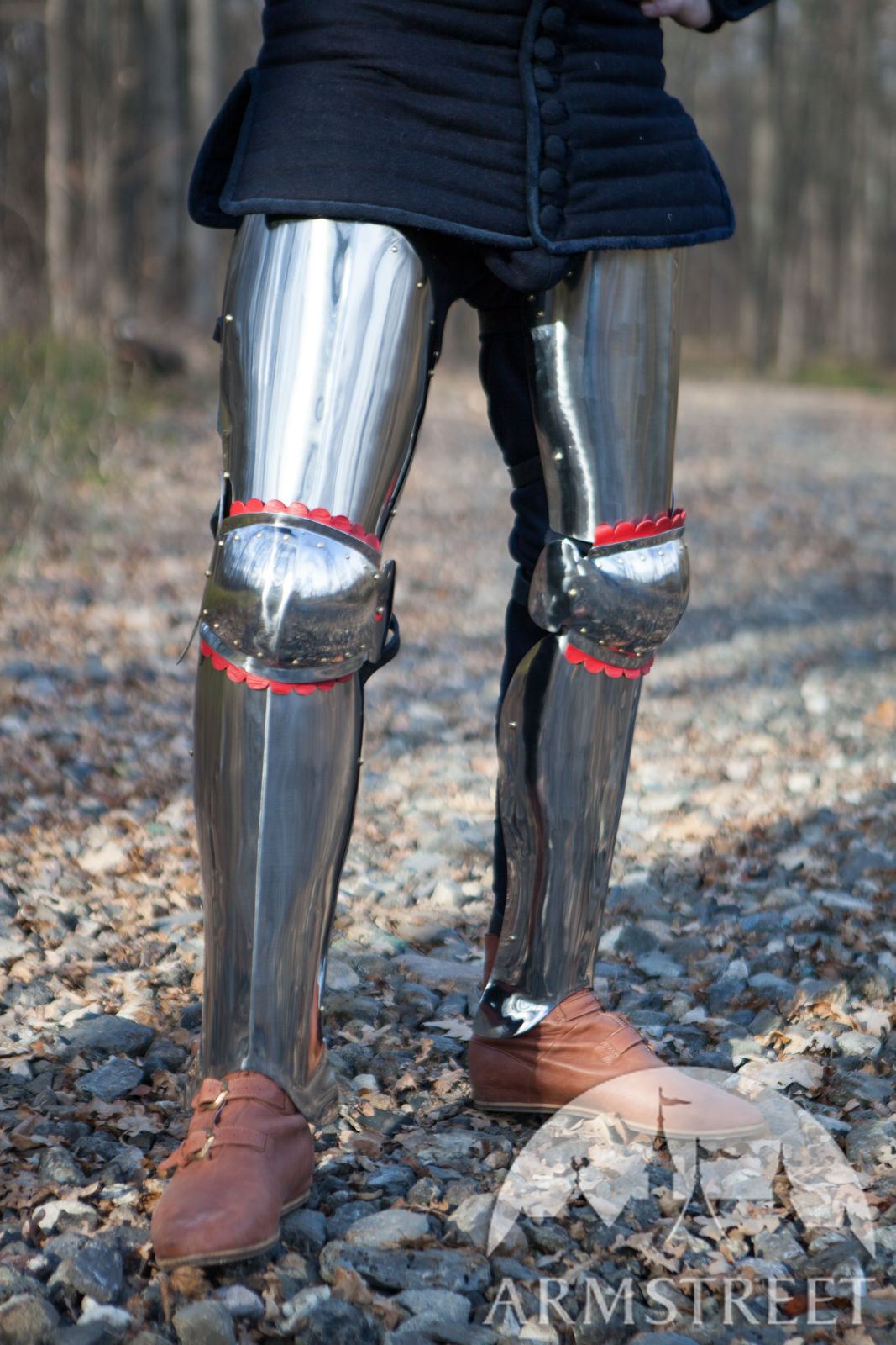 Late XIV century legs armor kit: greaves, knee cops and cuisses