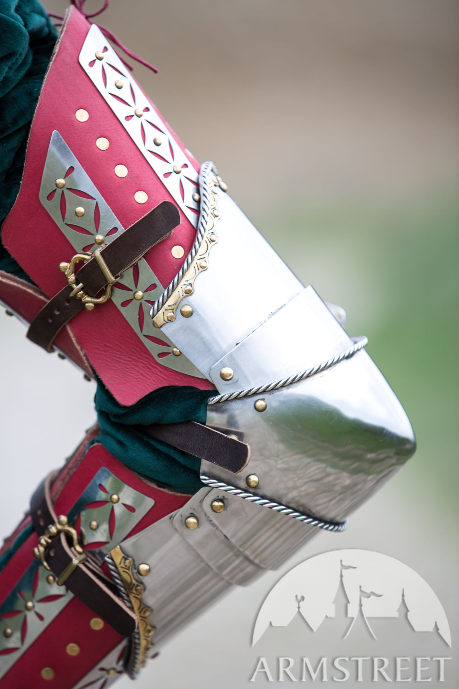 close up of the kingmaker arm armour