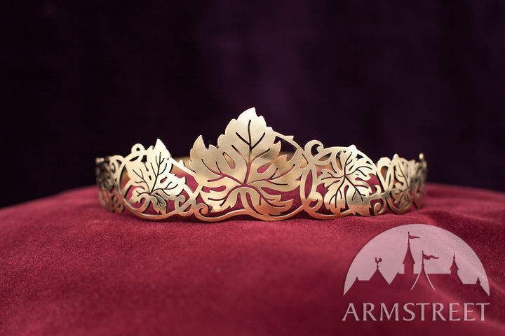 Brass crown with etched elements
