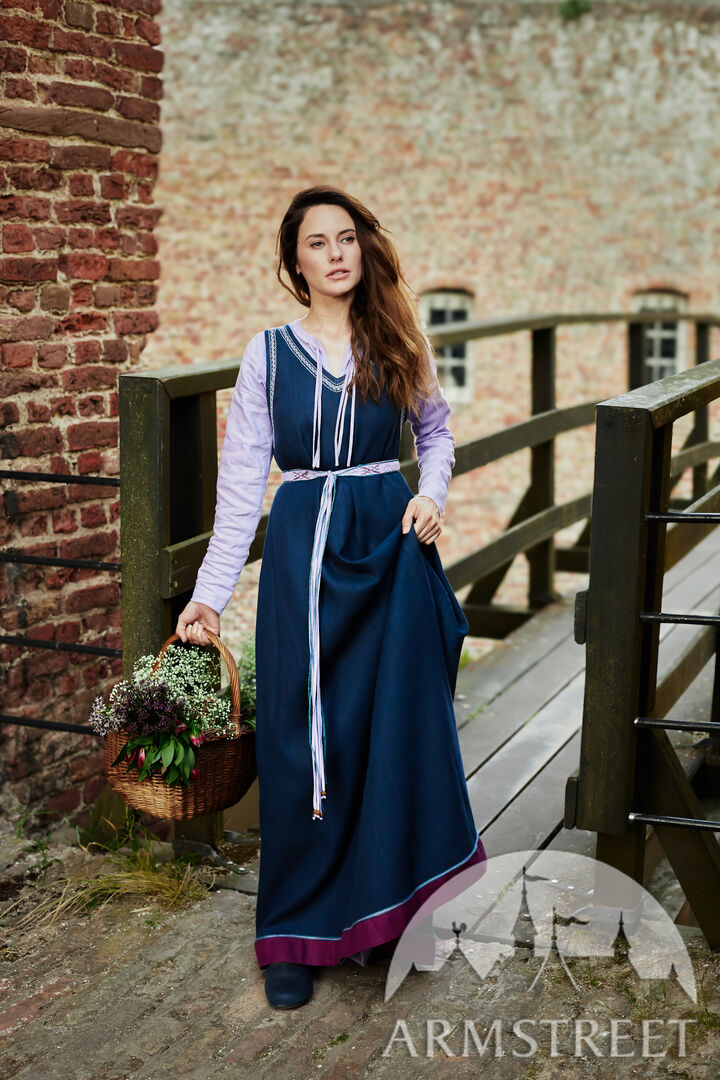 Sleeveless linen V-neck overtunic with handmade embroidery