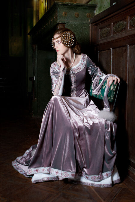 https://m.armstreet.com/catalogue/small-mobile/lady-rowena-exclusive-velvet-embroideded-medieval-dress.jpg