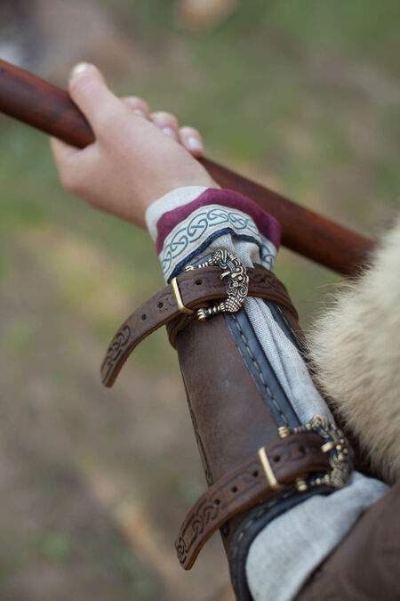 https://m.armstreet.com/catalogue/small-mobile/viking-tooled-leather-bracers-shieldmaiden-4.jpg