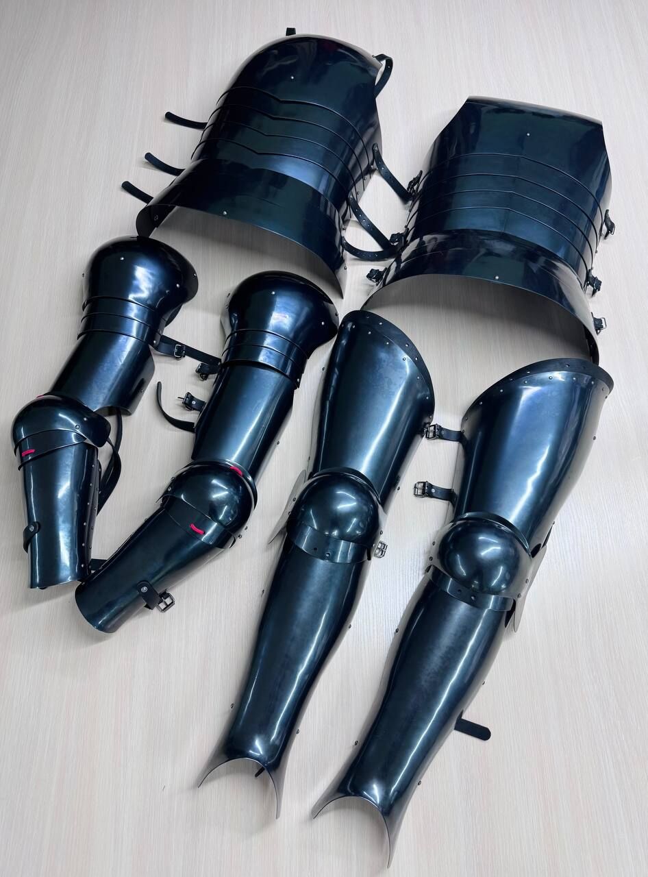 &ldquo;Sellsword&rdquo; armor kit with backplate, full legs and arms protection