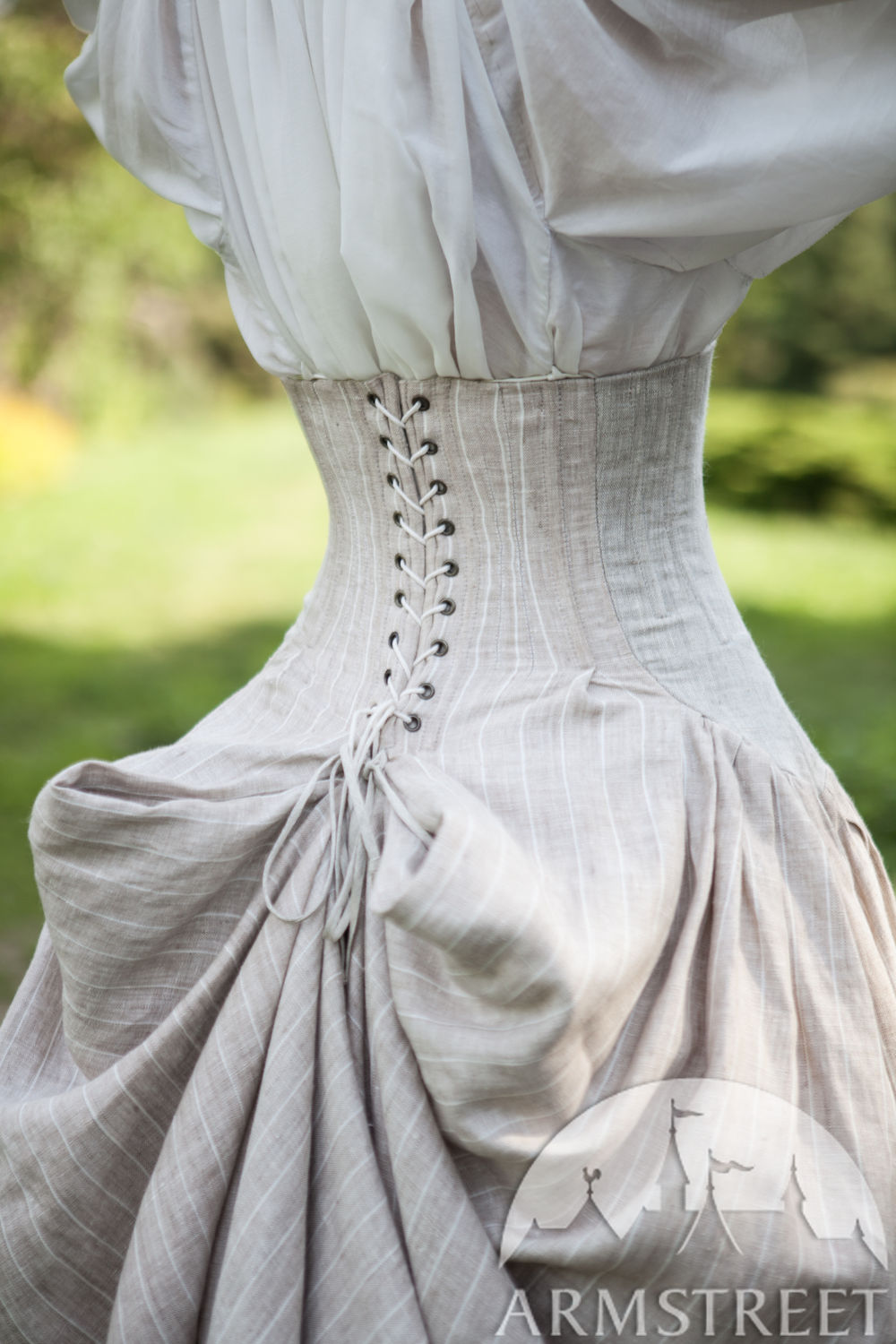 The noble look of the corset skirt Snow White