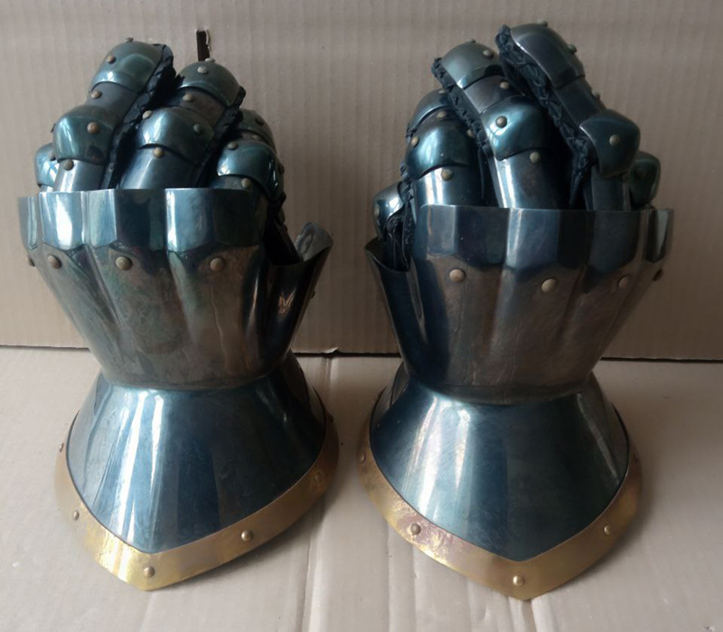 Sale“The Wayward Knight” Hourglass Finger Gauntlets Sale“The Wayward Knight” Hourglass Finger Gauntlets